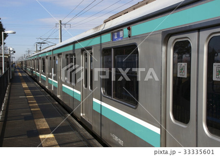 玉戸駅を発車する水戸線E501系電車（茨城県筑西市） 33335601