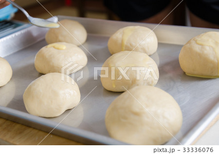 Bread dough  baking tray prepare for bake  33336076