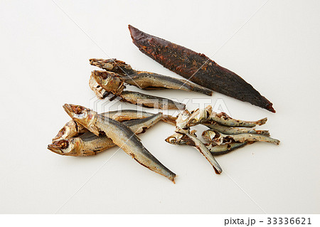 出汁をとるための鰹節や煮干し 出汁をとるための鰹節や煮干し 33336621