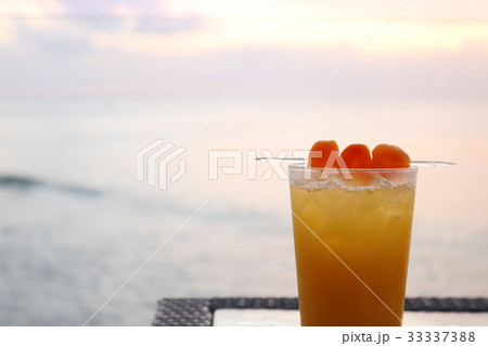 バリ島のビーチとトロピカルジュース バリ島のビーチとトロピカルジュース 33337388