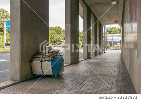 ホームレスの荷物 33337873