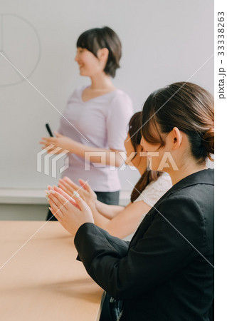 オフィスで働く若い女性 33338263