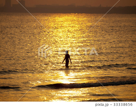 夕暮れの海とシルエット 33338656