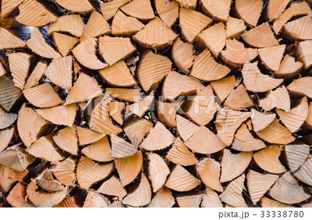 背景素材　積み上げられた薪 33338780
