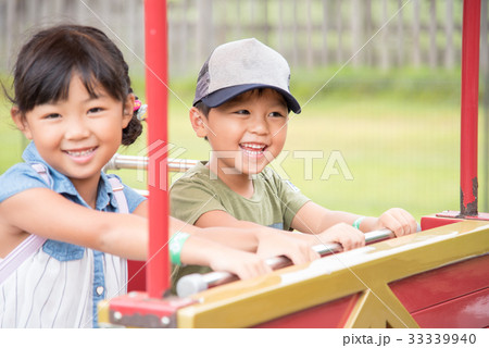 乗り物に乗る子供 33339940