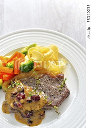 ビーフステーキ フルーツソース クランベリーソース の写真素材