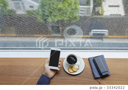 雨の日のモバイル通信イメージ 33342022