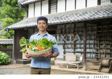 農業 ミドル 男性 野菜 農家 スローライフ イメージ 33342261