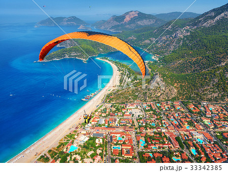 Paraglider tandem flying over the sea 33342385