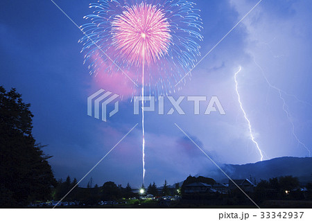 花火と雷の写真素材