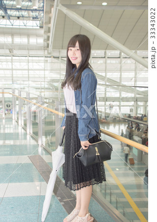空港ロビーに立つ女性 空港ロビーに立つ女性 33343022