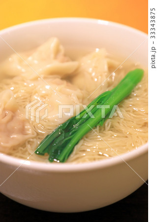 香港で食べる美味しいワンタン麺の写真素材