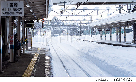 線路に積もる雪 33344726