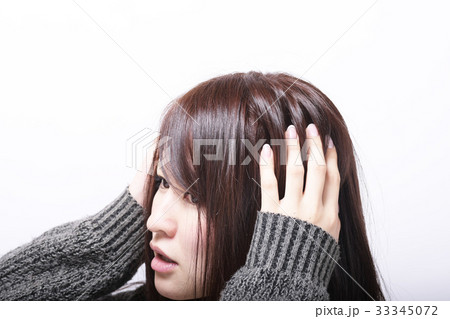 美容イメージ 女性 白バック ヘアケア 髪 茶髪 ロング 代 日本人 艶の写真素材