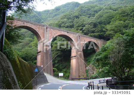 山の中にそびえるめがね橋 山の中にそびえるめがね橋 33345091