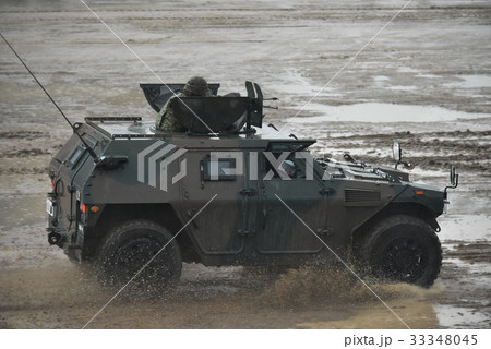 走行する軽装甲機動車 走行する軽装甲機動車 33348045
