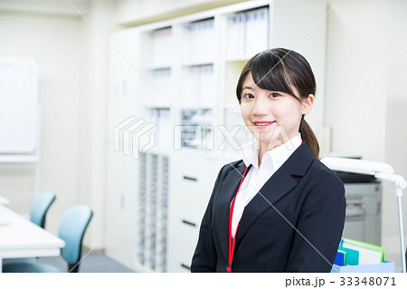 スーツ姿の女性 女性会社員 オフィスレディ Ol 新入社員 新人 初々しい の写真素材
