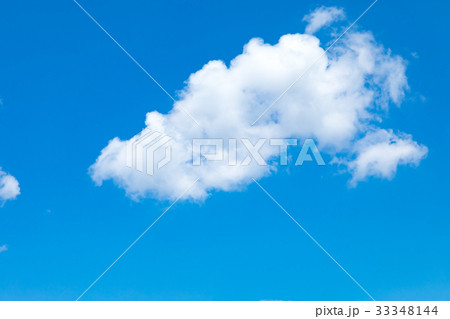 真夏の空　梅時期の晴れ間　雲　コピースペース　広いコピースペース　汎用的な空 33348144
