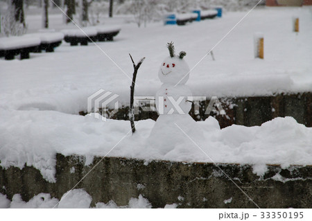 Small funny snowman in the winter park Small funny snowman in the winter park 33350195