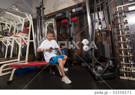 スポーツジム ナイスミドル トレーニング ライフスタイル GYM トレーニング 若々しい ウェア スポーツジム ナイスミドル トレーニング ライフスタイル GYM トレーニング 若々しい ウェア 33350271