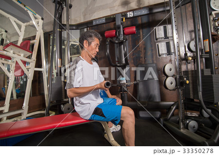 スポーツジム　ナイスミドル　トレーニング　ライフスタイル　GYM　トレーニング　若々しい　ウェア 33350278