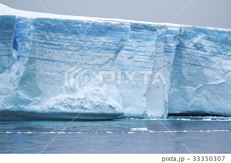 Antarctica - Antarctic Peninsula - Tabular Iceberg 33350307