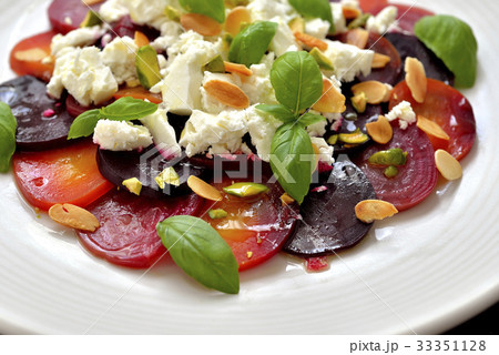 ビーツルートとゴートチーズのサラダ／beetroots and goat cheese salad 33351128