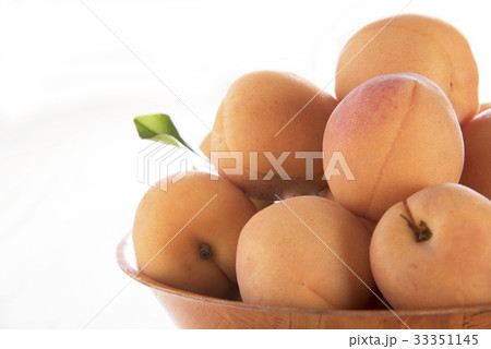 Apricots in bowl 33351145