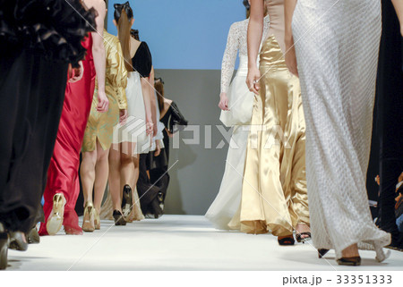 models are walking 33351333