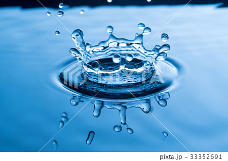 水滴、水の王冠の写真素材 [33352691] - PIXTA