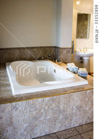 おしゃれなバスタブとタオル 癒しのイメージの写真素材