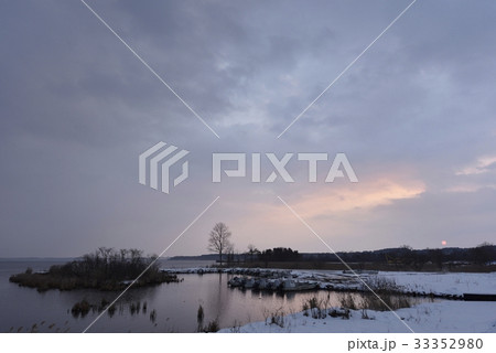 夜明けの小川原湖 33352980