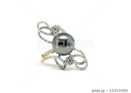 dark pearl with diamond and gold ring isolated 33353400