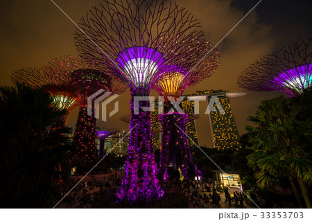 Singapore Night Skyline at Gardens by the Bay Singapore Night Skyline at Gardens by the Bay 33353703