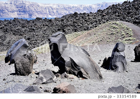 サントリーニの火山島の変わった岩たちの写真素材