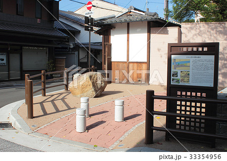 京都　応仁の乱激戦地　百々橋の礎石 33354956
