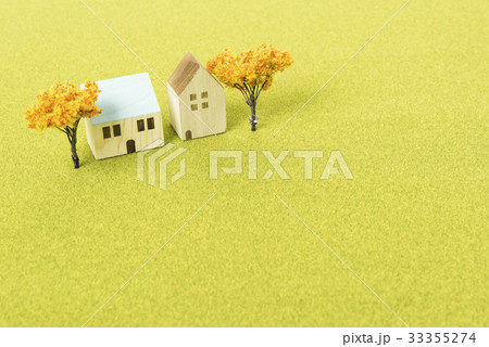 積み木の家と紅葉の木の模型 33355274
