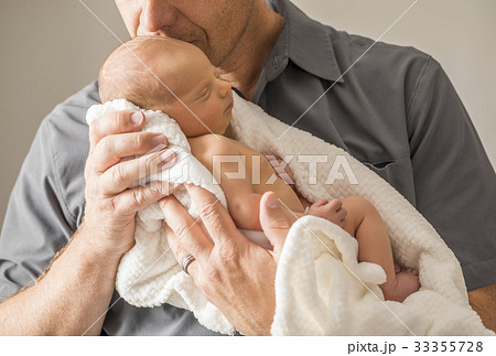 Father embracing newborn son (0-1 month) 33355728