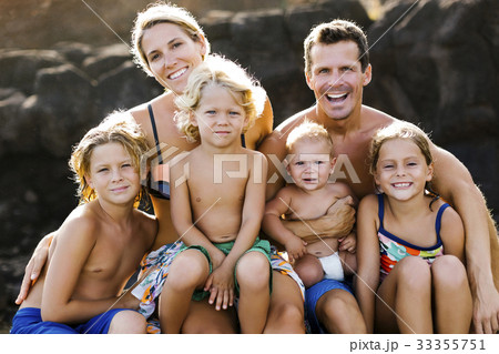 Parents with four children (12-17 months, 4-5, 6-7, 8-9) at beach 33355751