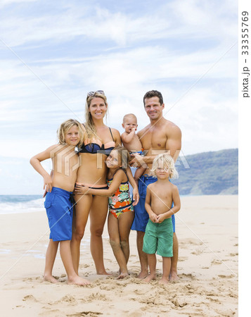 USA, Hawaii, Kauai, Parents with four children (12-17 months, 4-5, 6-7, 8-9) at beach 33355769