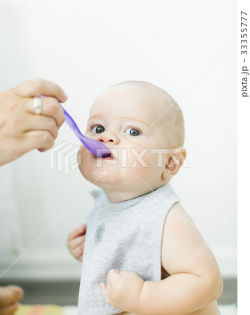 Mother feeding son (6-11 months) 33355777