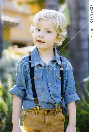 Portrait of boy (4-5) 33355802