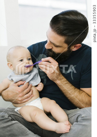 Father feeding son (6-11 months) Father feeding son (6-11 months) 33355903
