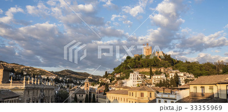 Spain, Andalusia, Granada, Plaza Nueva, Palace of Alhambra on hill 33355969