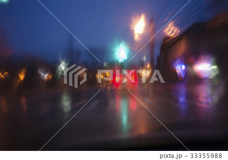 Street traffic at rainy night 33355988