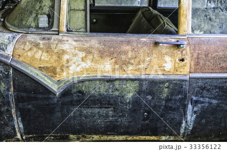 Rusty abandoned car Rusty abandoned car 33356122