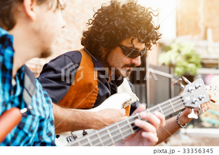 Feel the msuic Feel the msuic 33356345