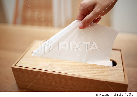 ティッシュペーパー 女性 ボディパーツ 顔なし エコロジー ちり紙 鼻紙 再利用 リサイクル の写真素材