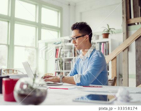 Portrait of young businessman 33358174