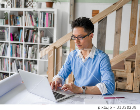 Portrait of young businessman 33358239